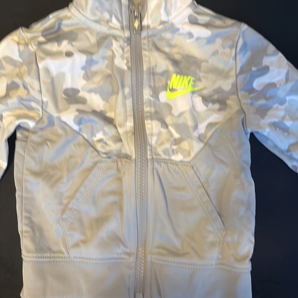 PERFECT CONDITION BABY NIKE SWEATSUIT no stains